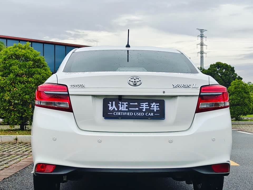 Toyota YARiS L to enjoy