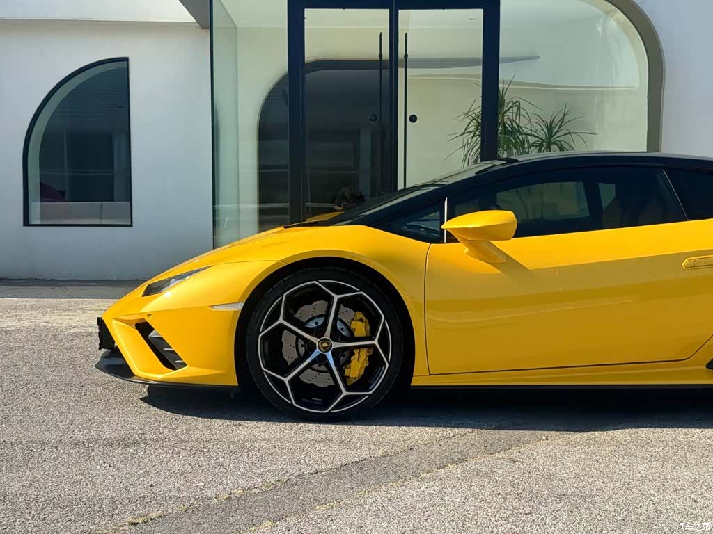 Lamborghini Huracán, 2023 все фото