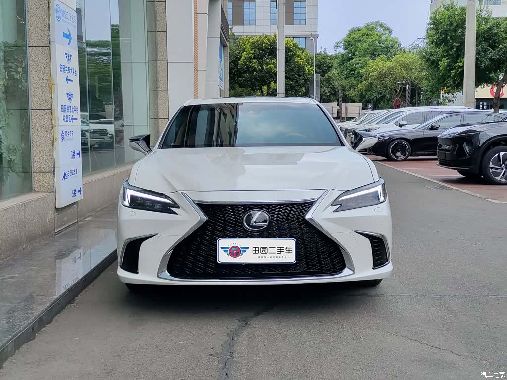 Lexus ES, 2025 2