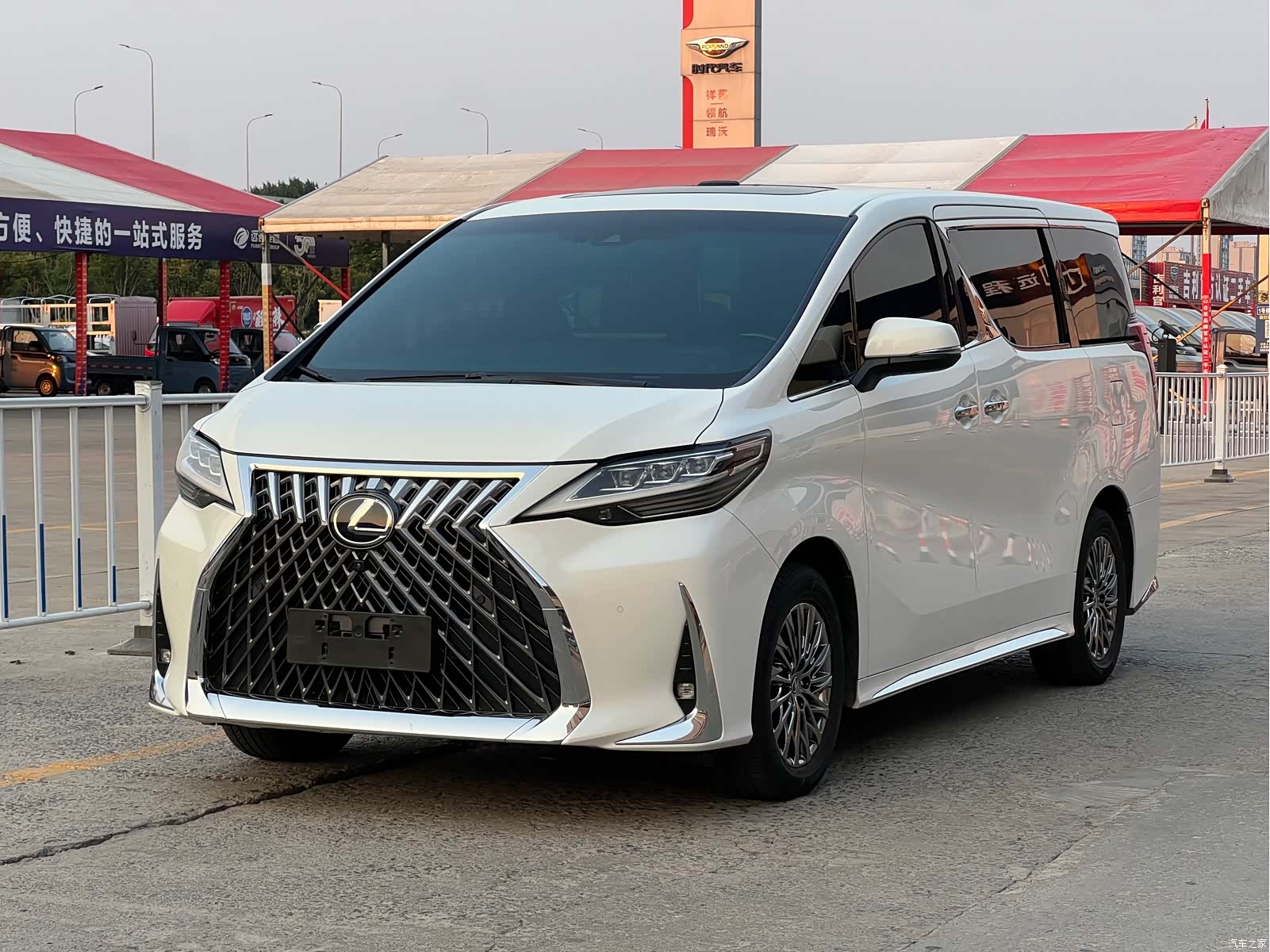 Lexus LM, 2020 1