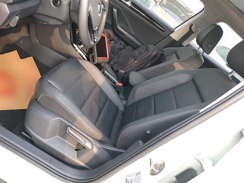 Volkswagen T-ROC exploring Songs