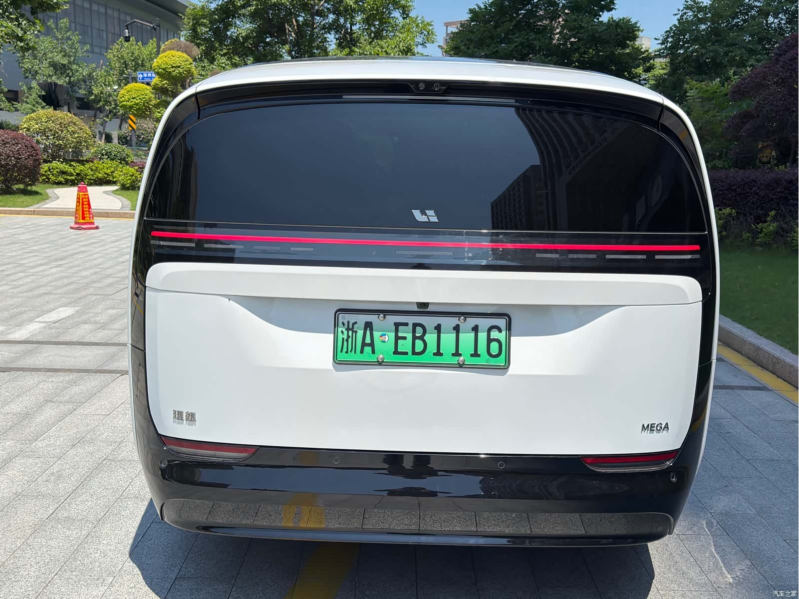Li Auto MEGA, 2025 8