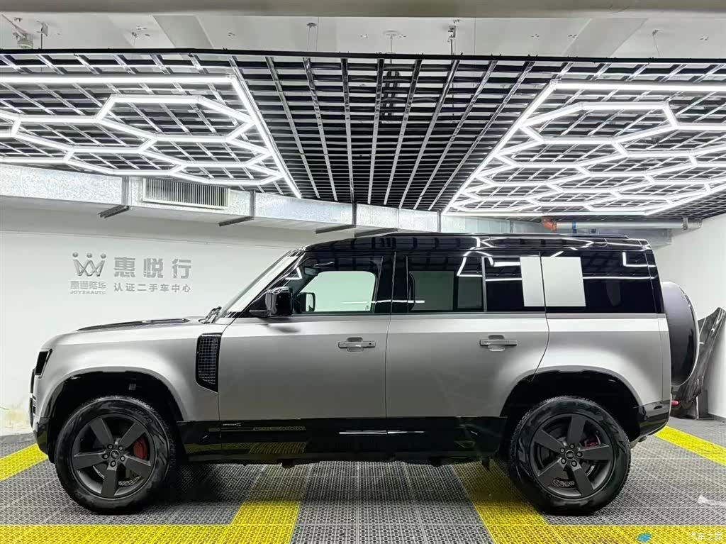 Land Rover Defender, 2024 3