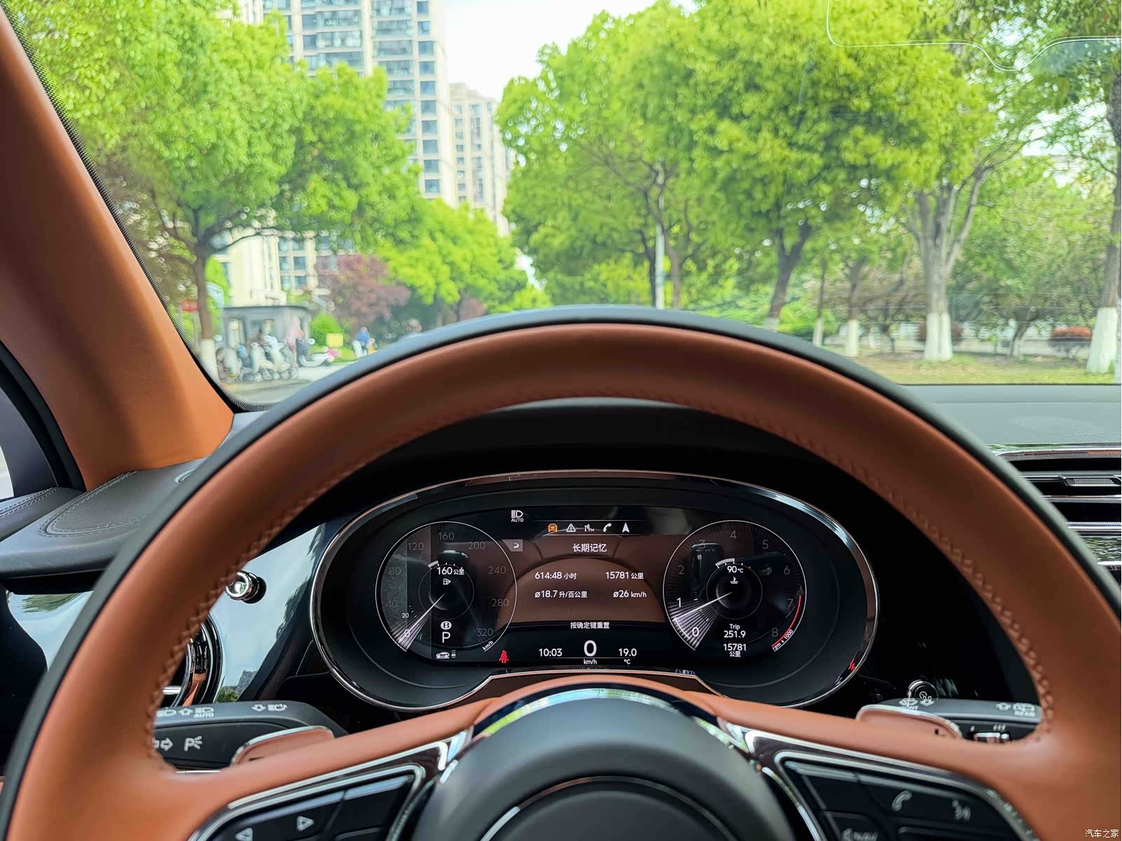 Bentley Bentayga, 2023 21