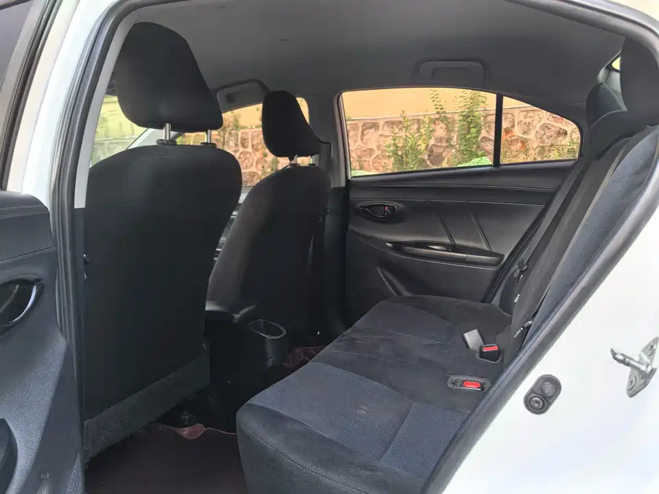 Toyota YARiS L to enjoy