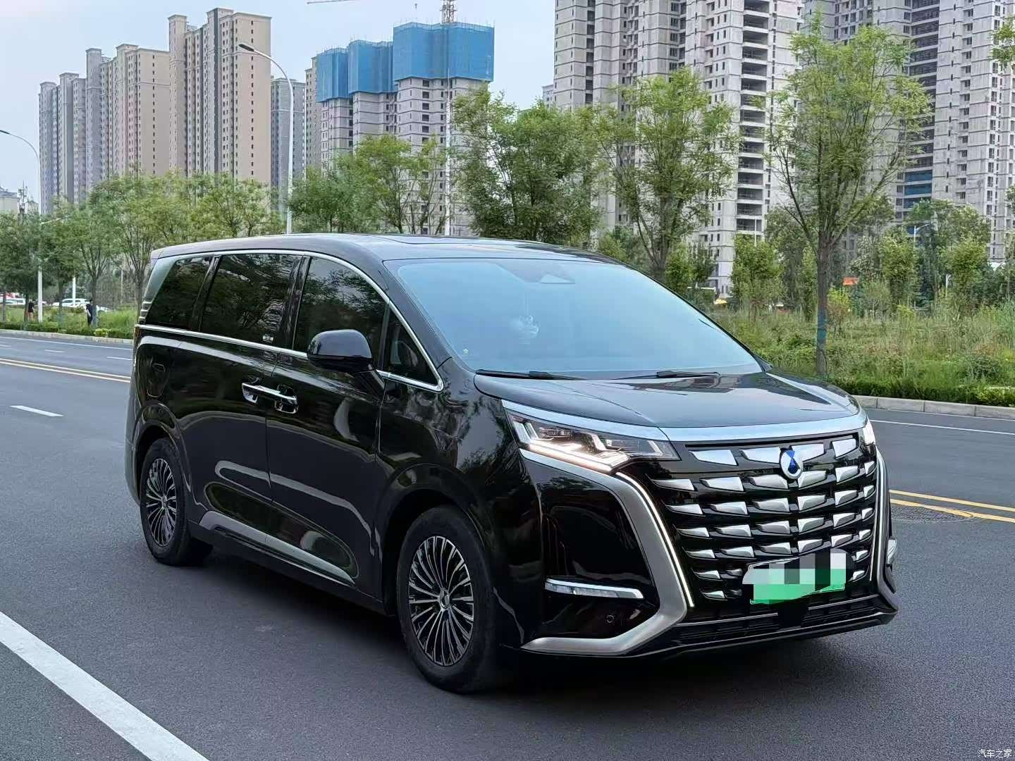 Denza D9, 2025 3
