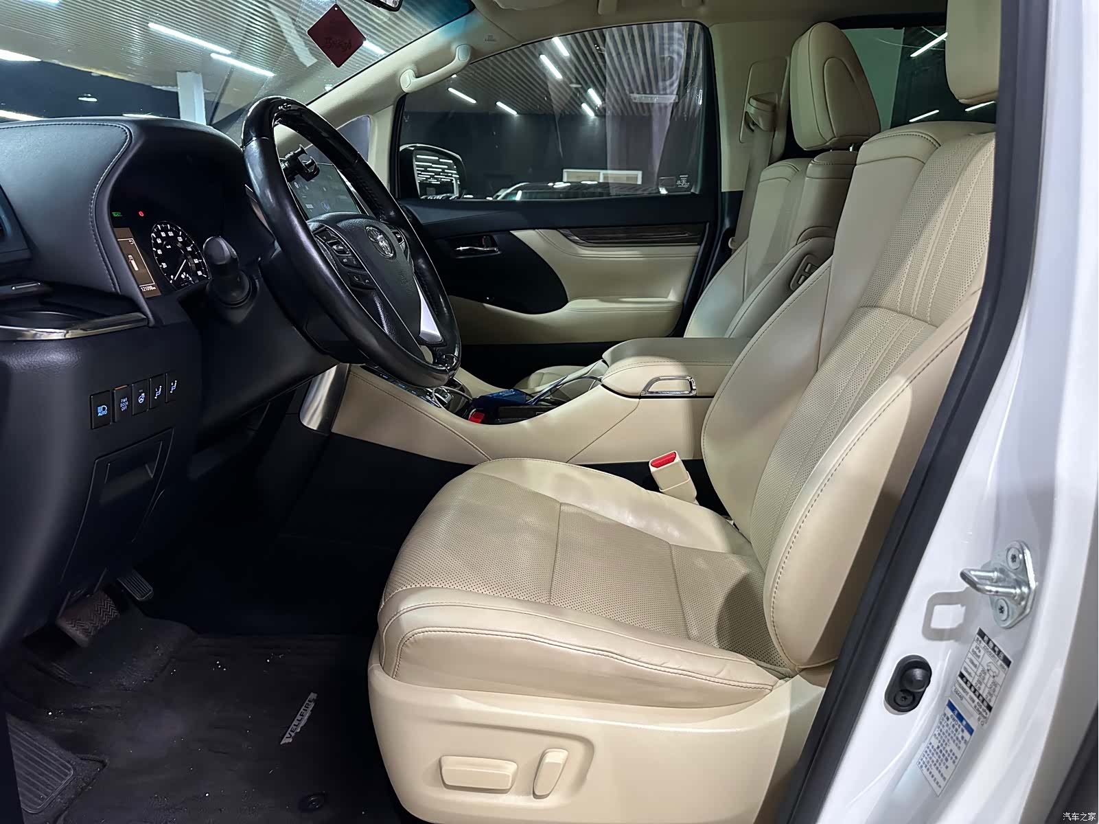Toyota Vellfire, 2020 4