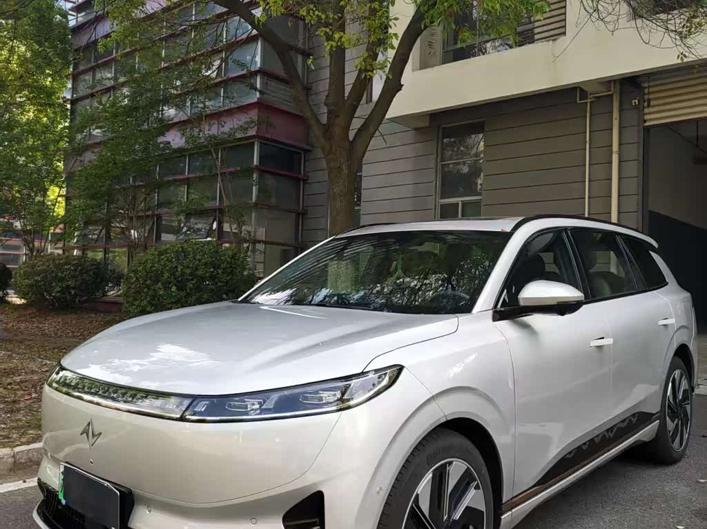Dongfeng eπ008