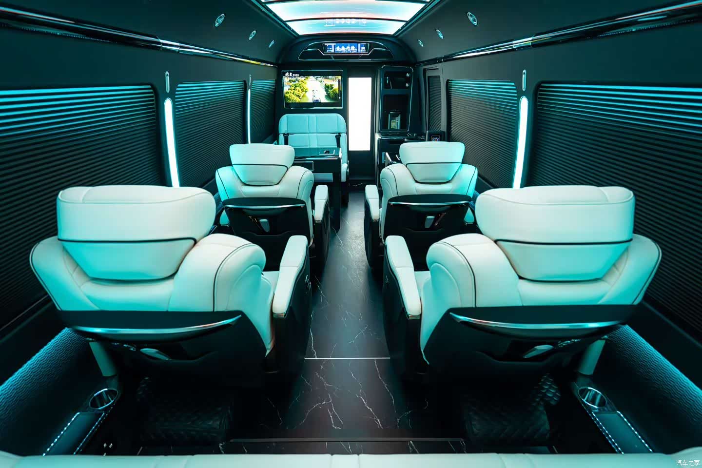 Toyota Coaster, 2019 6