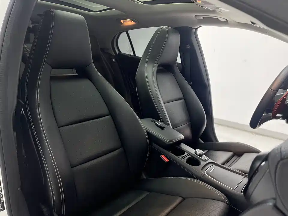 Mercedes-Benz GLA Mercedes-Benz GLA