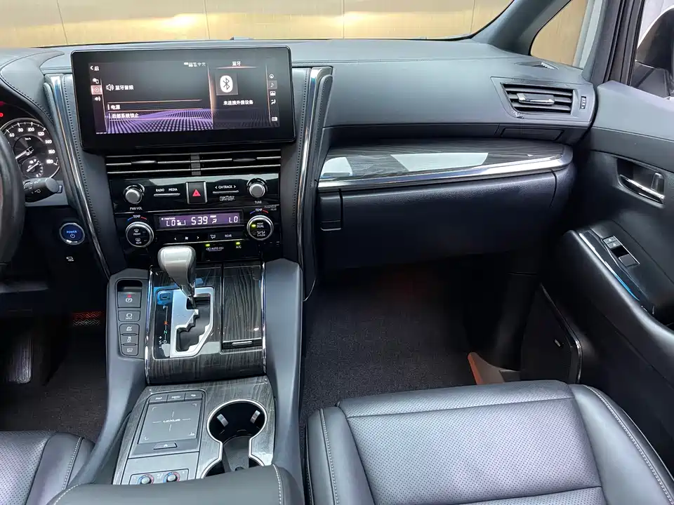 Lexus LM