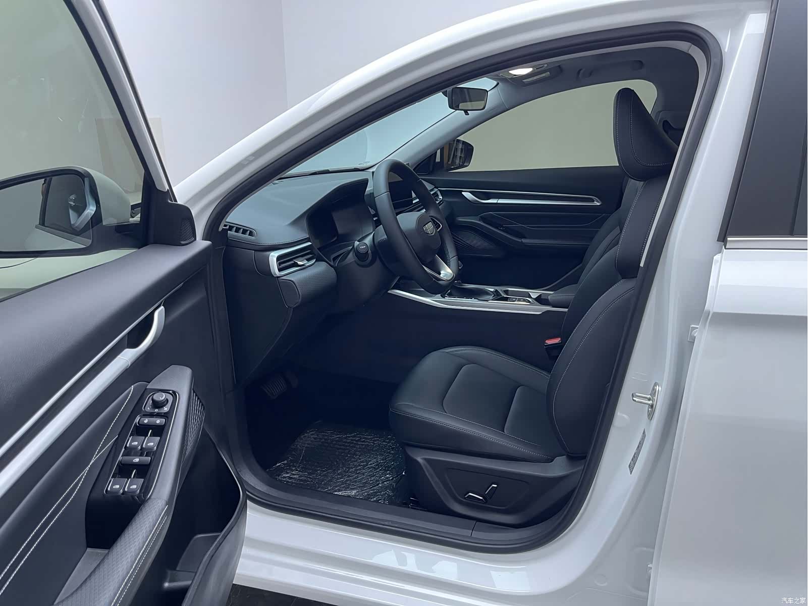 Geely Emgrand, 2026 11