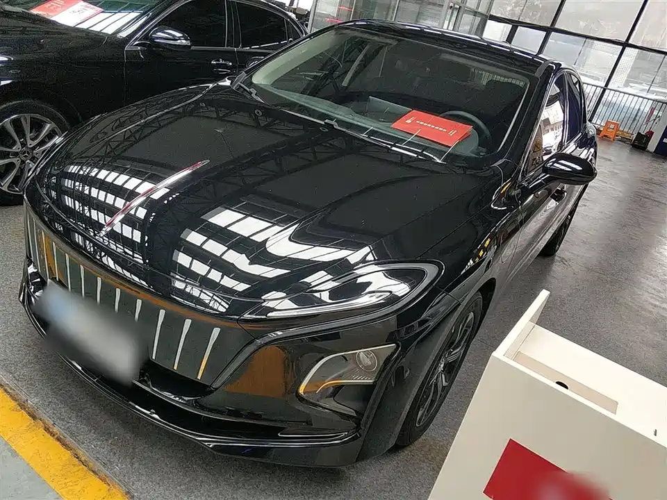 Hongqi E-QM5