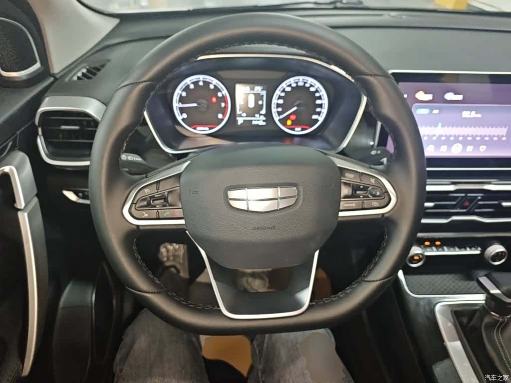 Geely Coolray, 2025 11