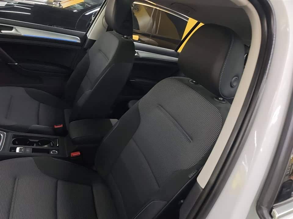 Volkswagen Golf*pure electricity