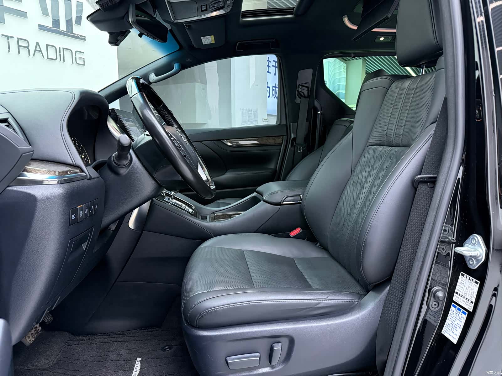 Toyota Vellfire, 2020 3