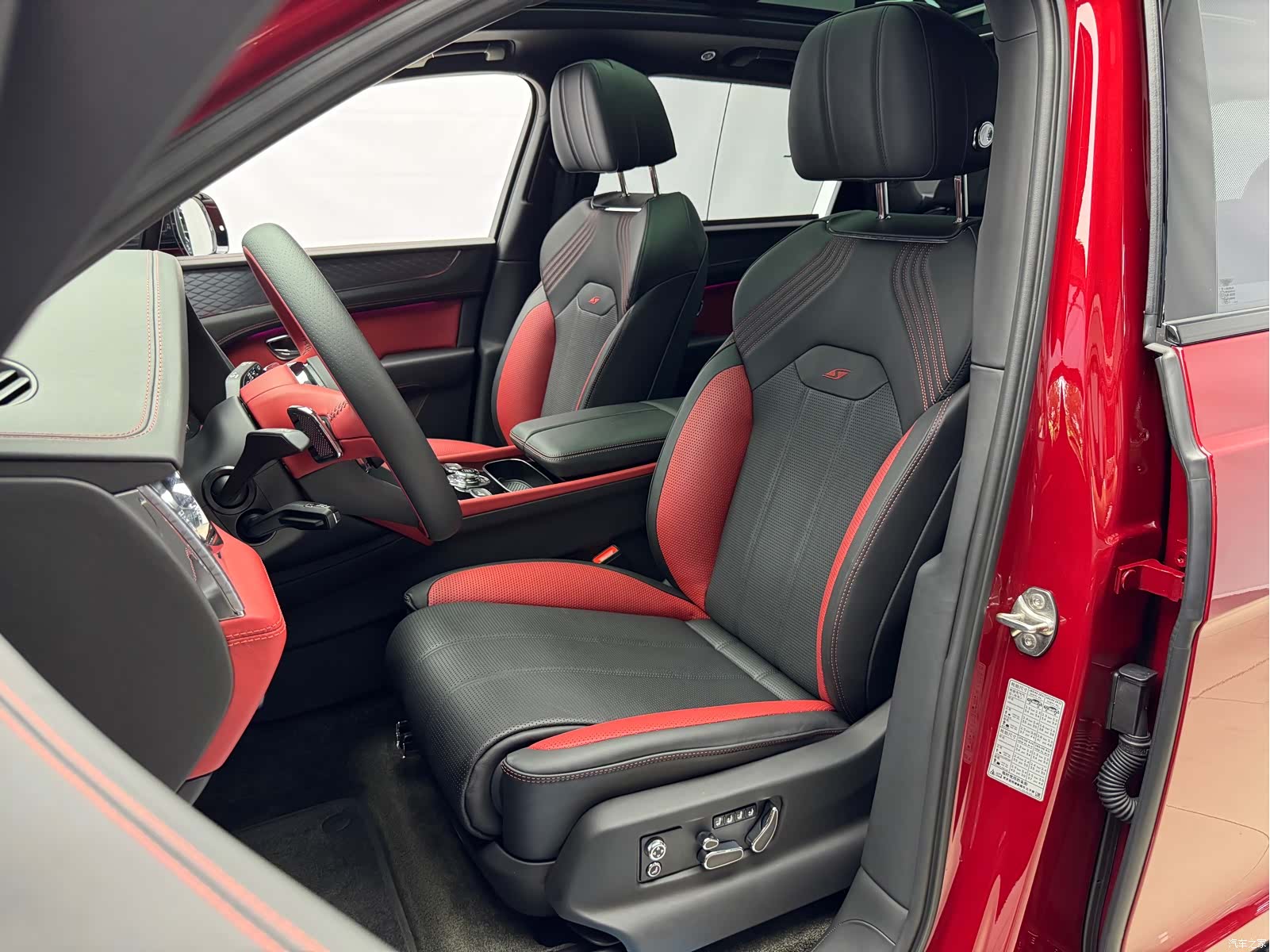 Bentley Bentayga, 2022 9