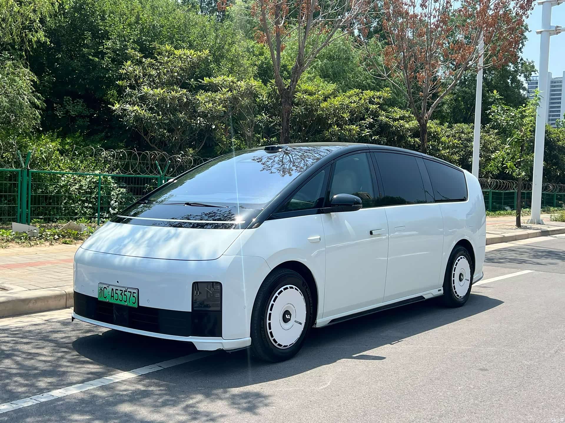 Li Auto MEGA, 2025 1