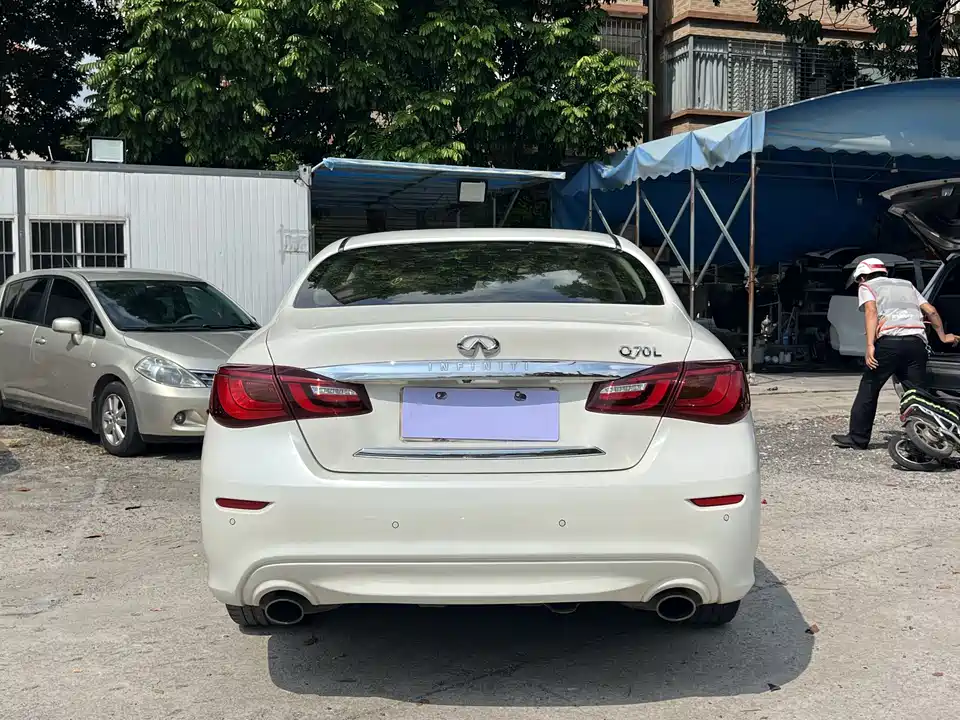Infiniti Q70