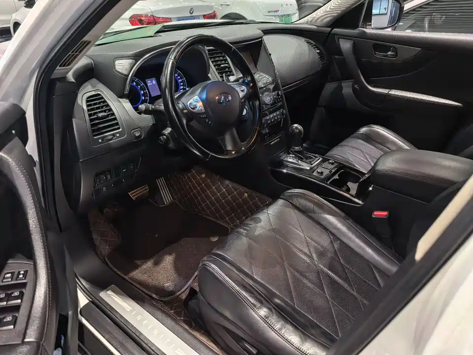 Infiniti QX70
