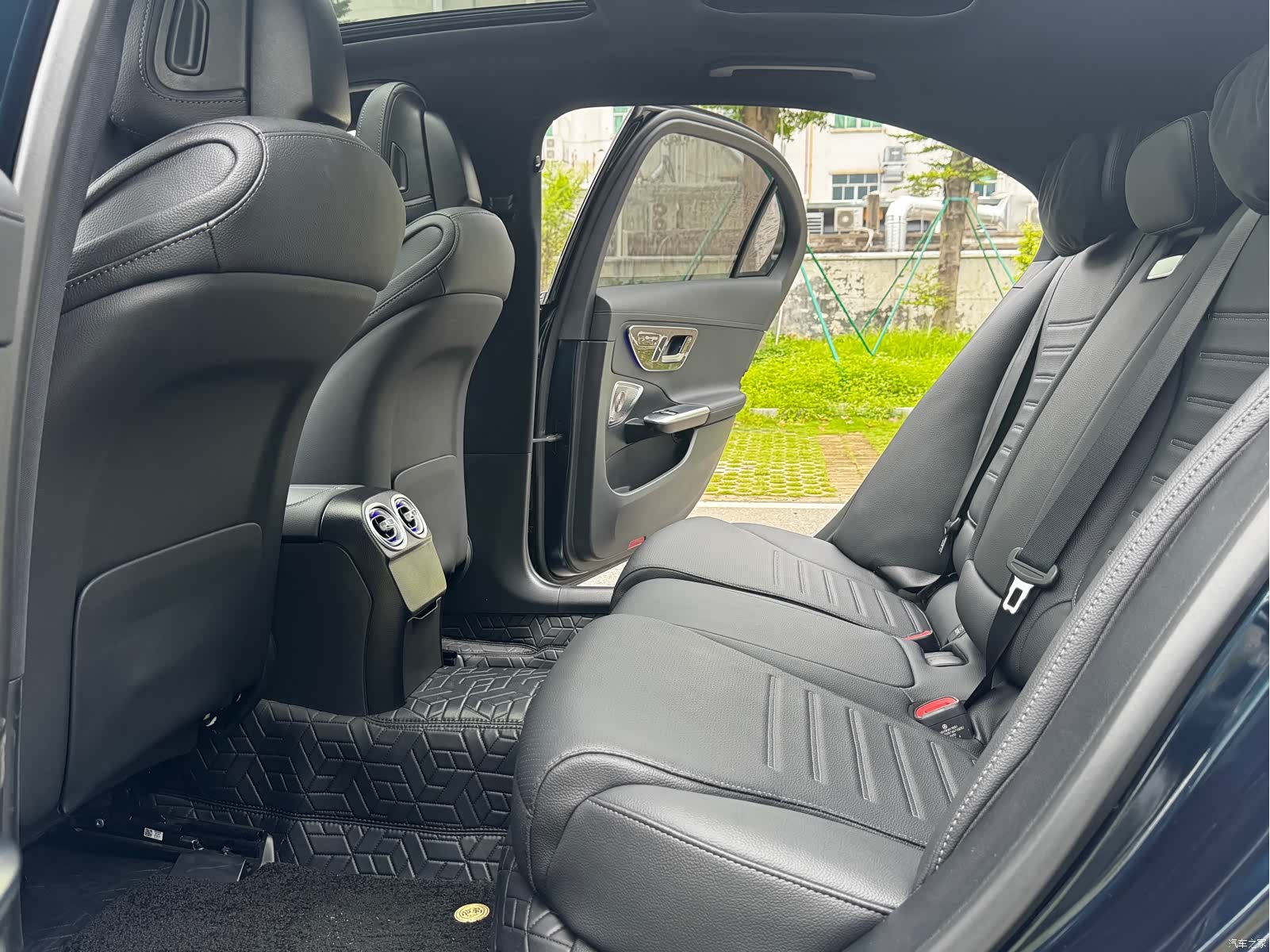 Mercedes-Benz C-Class, 2025 19