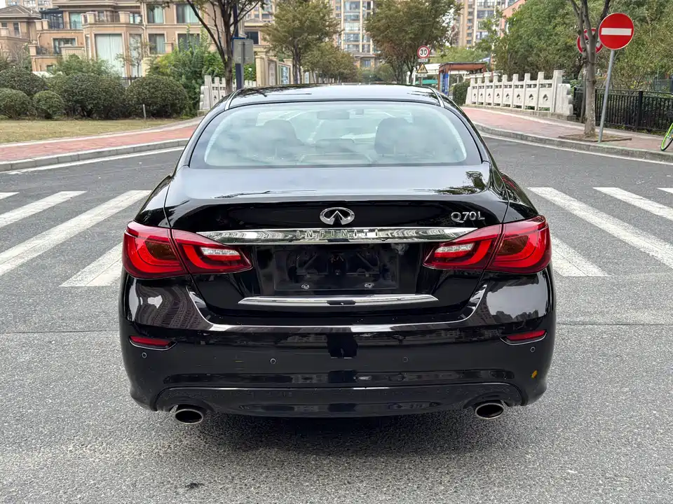 Infiniti Q70
