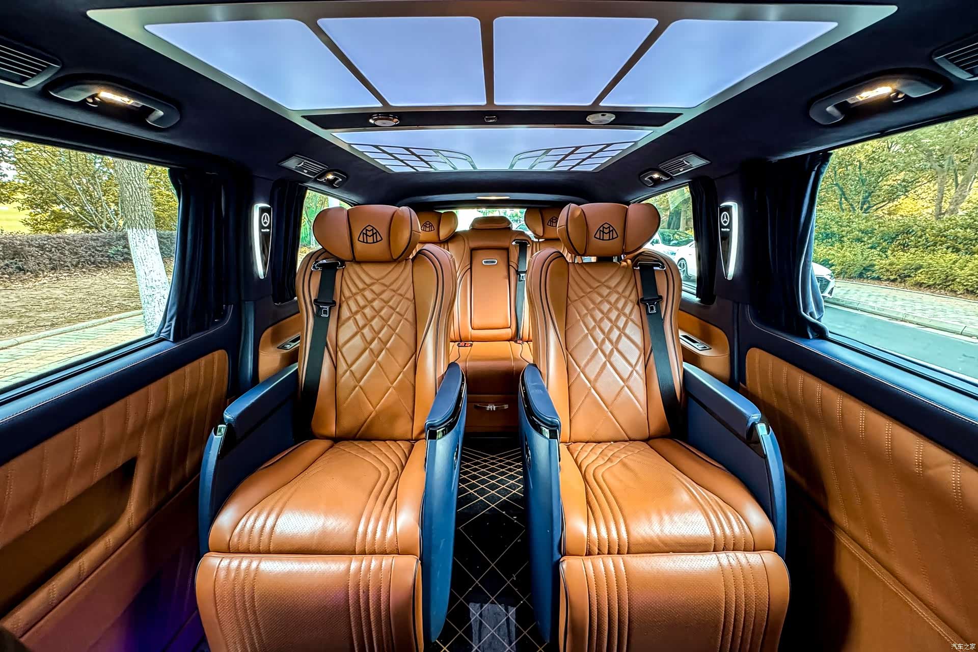 Mercedes-Benz 7, 2022 13