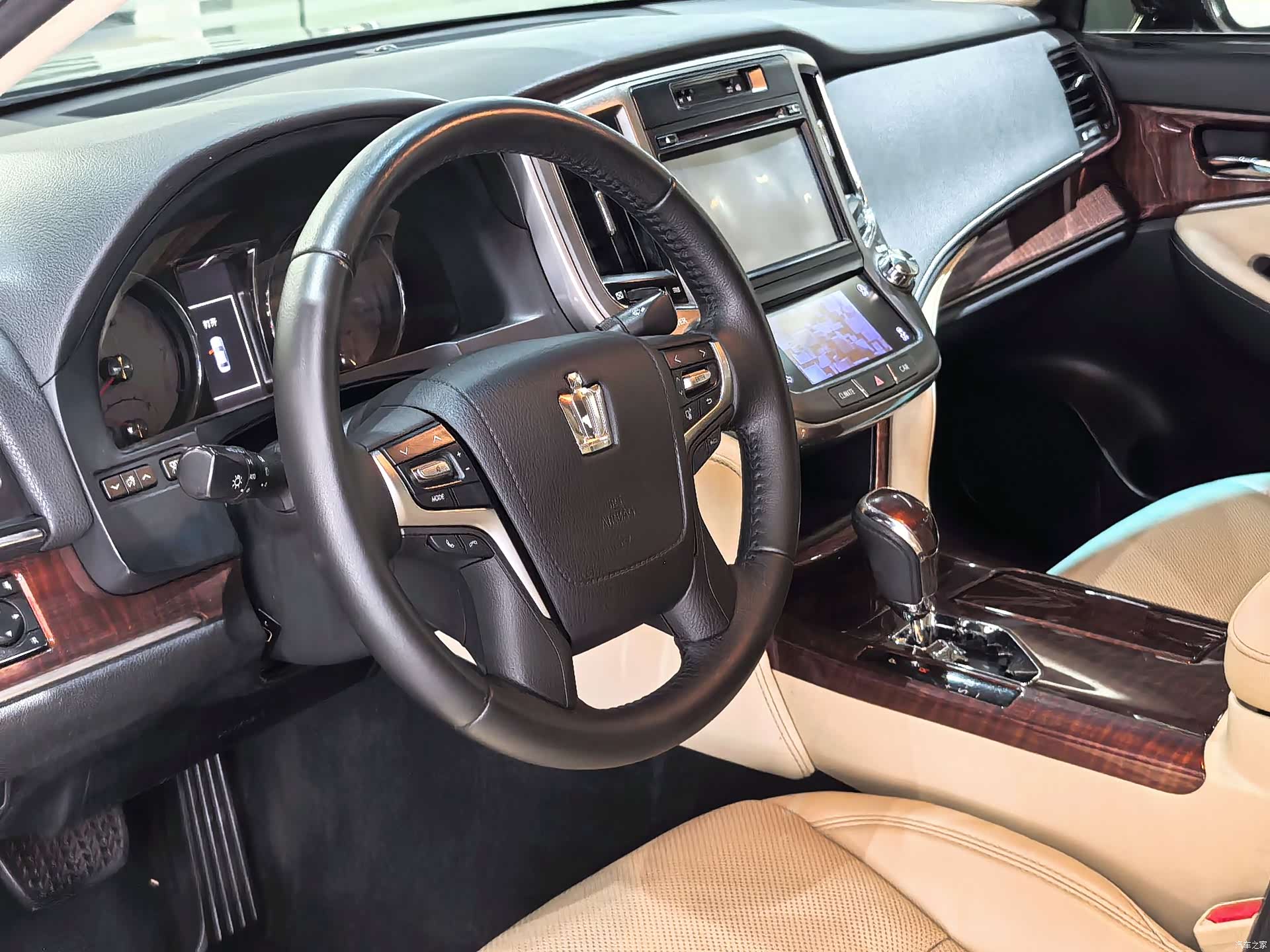 Toyota Crown, 2016 10