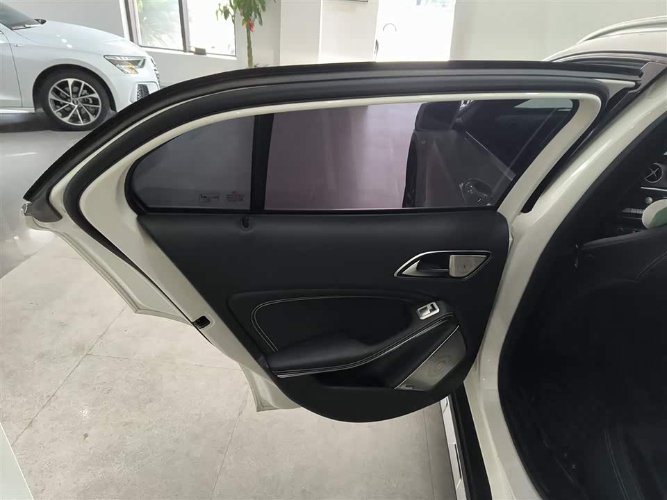 Mercedes-Benz GLA Mercedes-Benz GLA