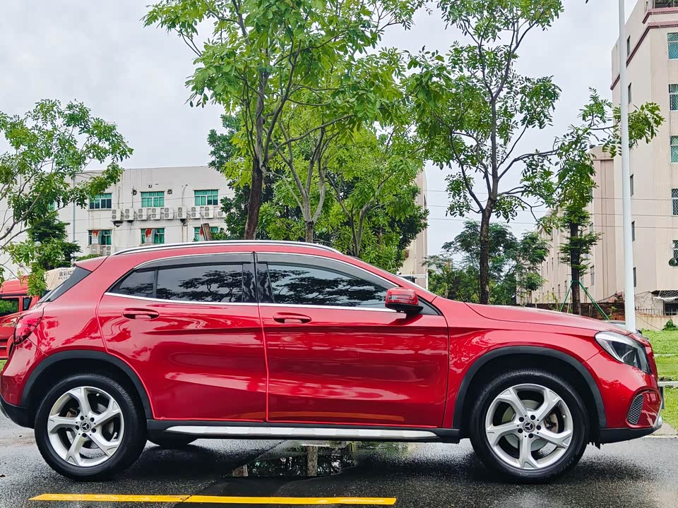 Mercedes-Benz GLA Mercedes-Benz GLA