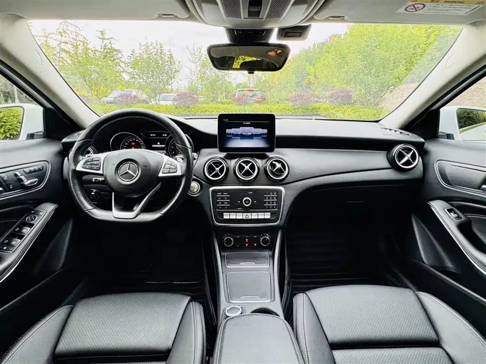 Mercedes-Benz GLA Mercedes-Benz GLA