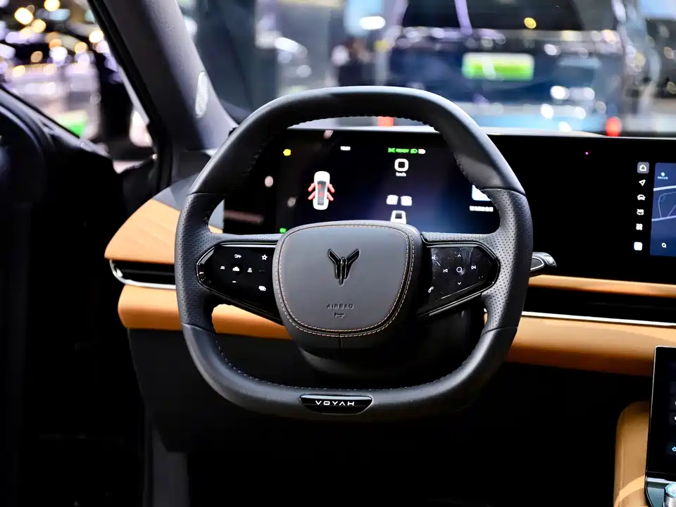 VOYAH Lantu chasing light