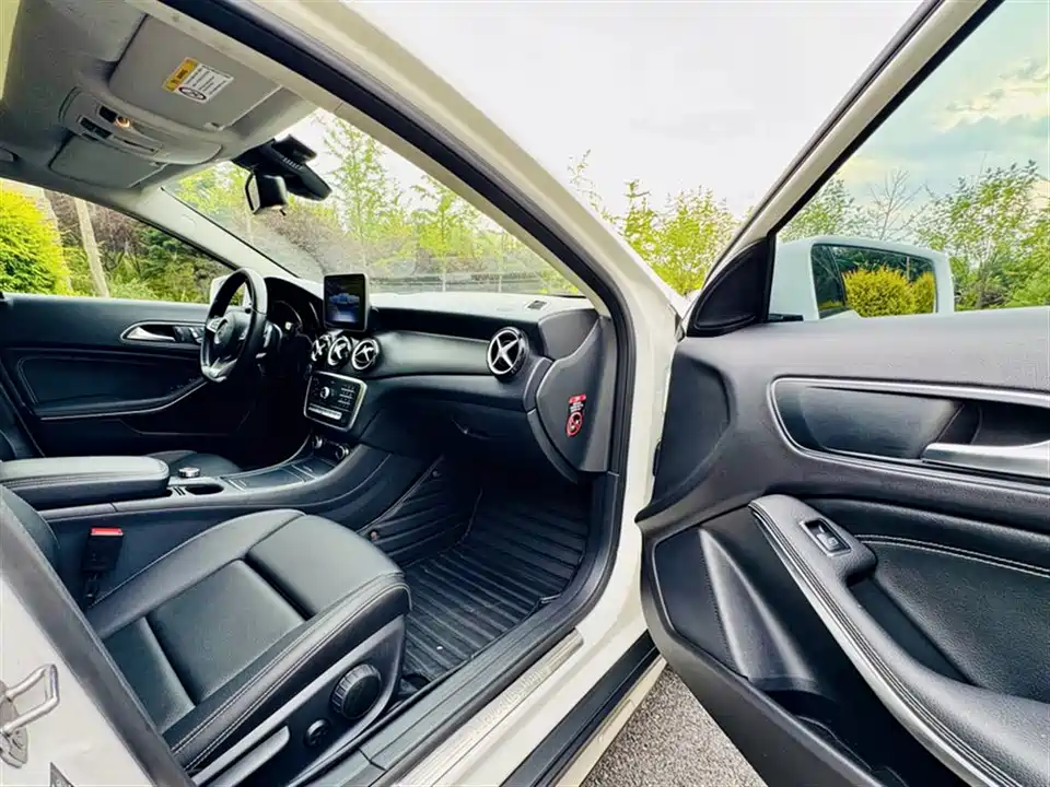 Mercedes-Benz GLA Mercedes-Benz GLA