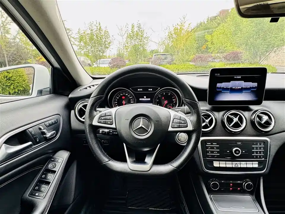 Mercedes-Benz GLA Mercedes-Benz GLA