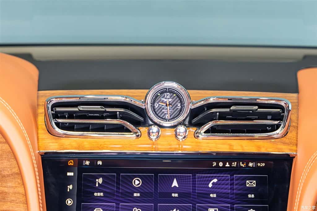 Bentley Bentayga, 2023 16