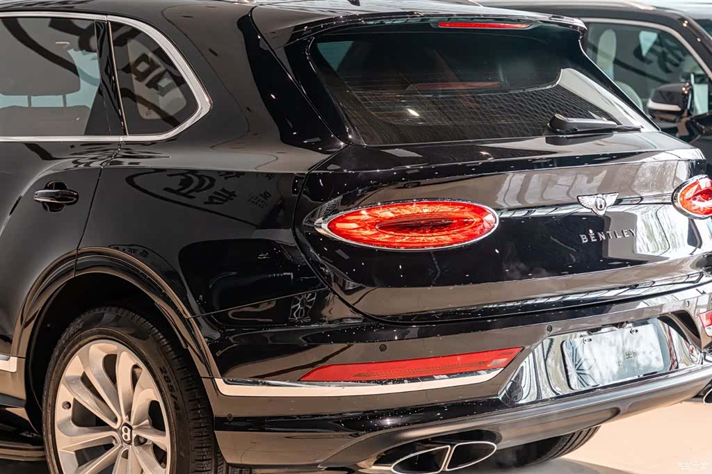 Bentley Bentayga, 2023 19
