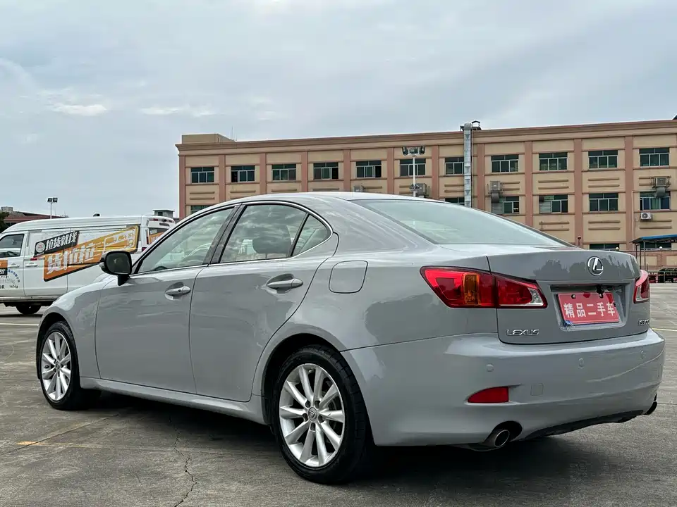 Lexus IS