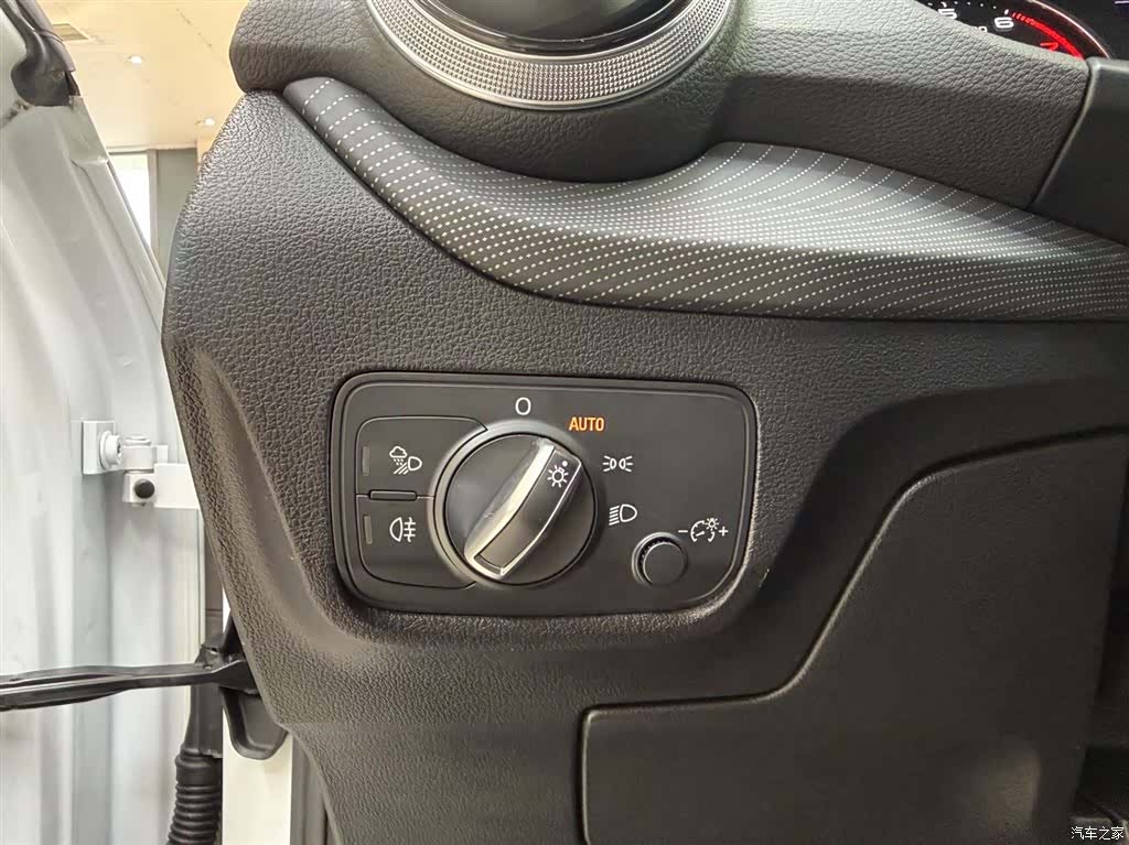 Audi Q2L, 2023 9