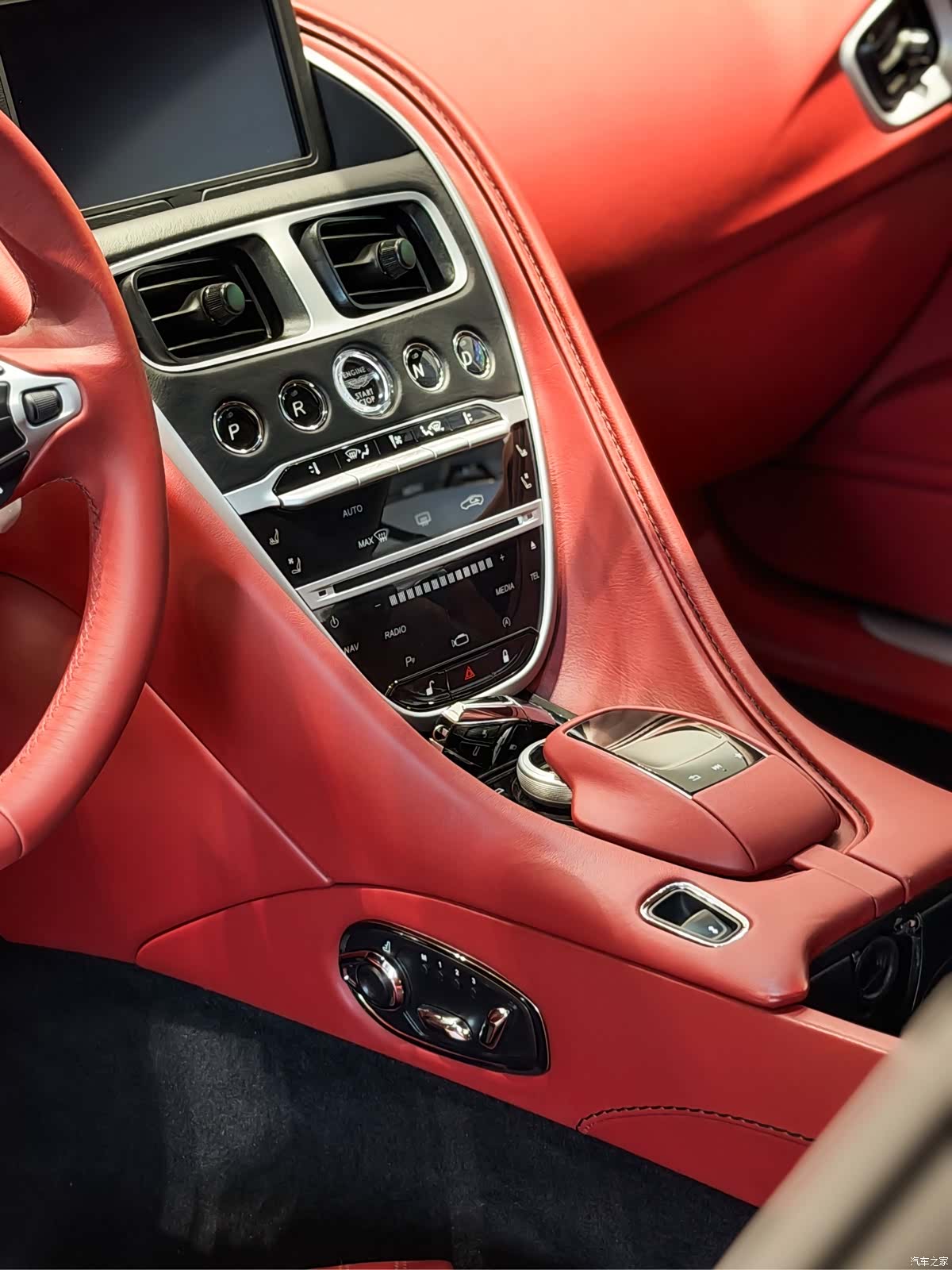 Aston Martin DB11, 2020 18