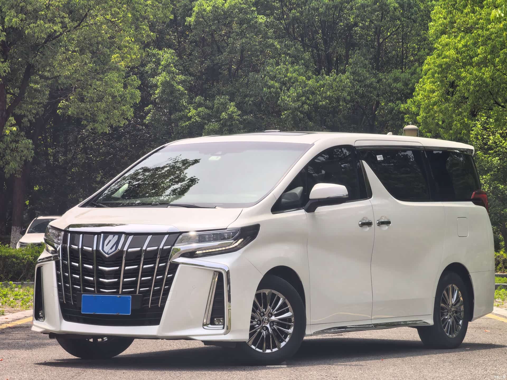Toyota Alphard, 2021 1