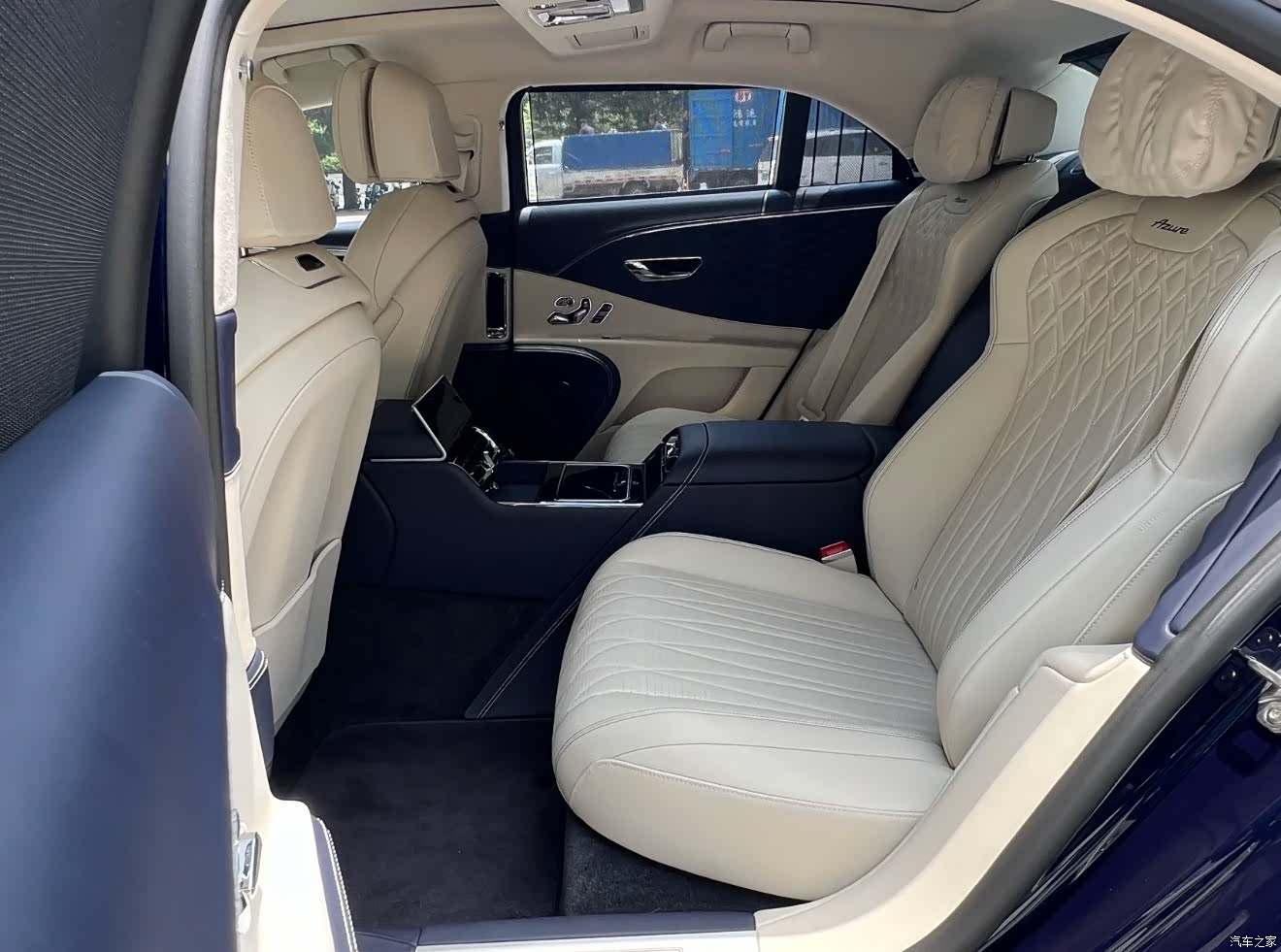 Bentley Flying Spur, 2024 4