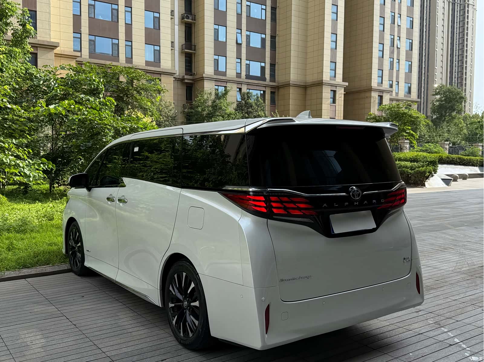 Toyota Alphard, 2023 все фото