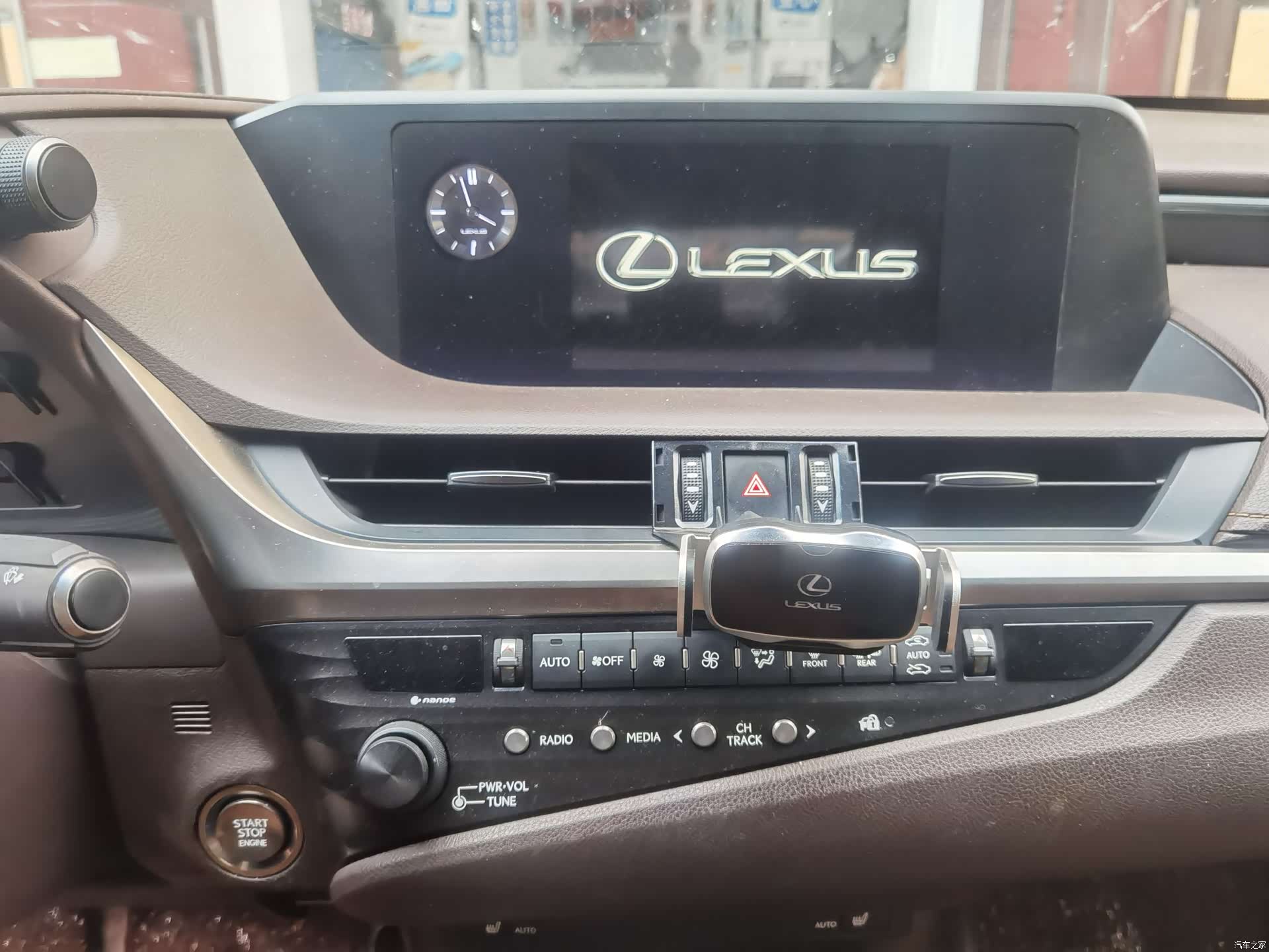 Lexus ES, 2019 11