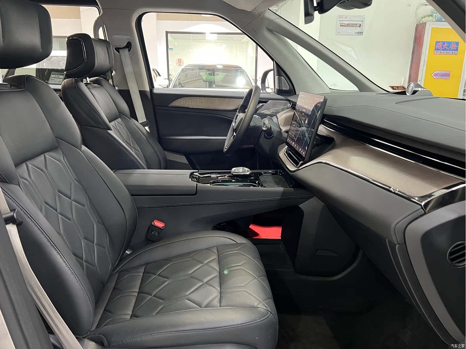 Volvo EM90, 2024 14
