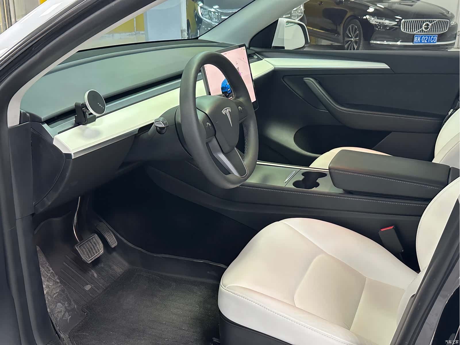 Tesla Model Y, 2023 4