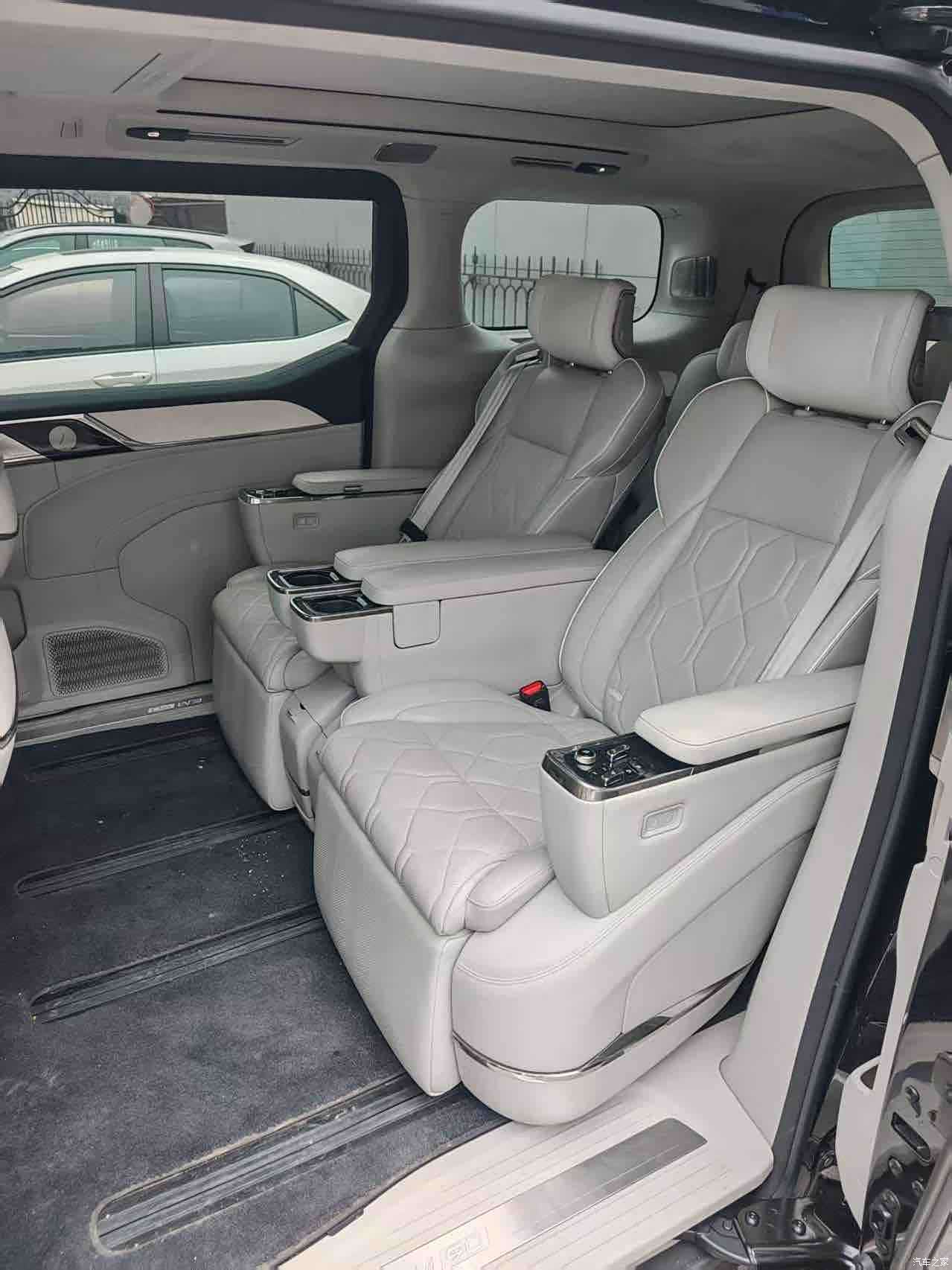 Volvo EM90, 2024 6