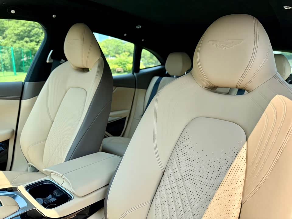 Aston Martin DBX Aston Martin DBX