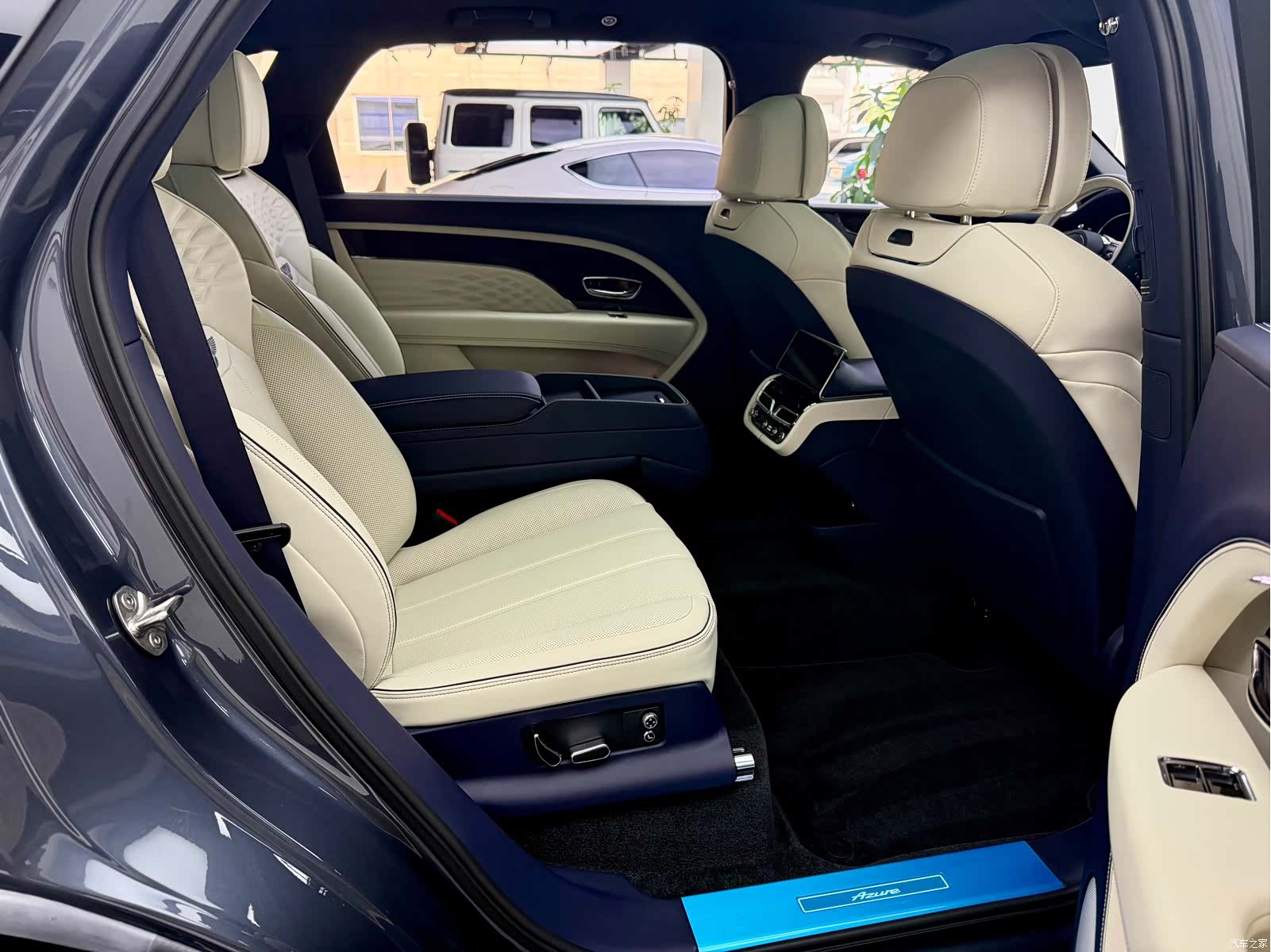 Bentley Bentayga, 2025 10