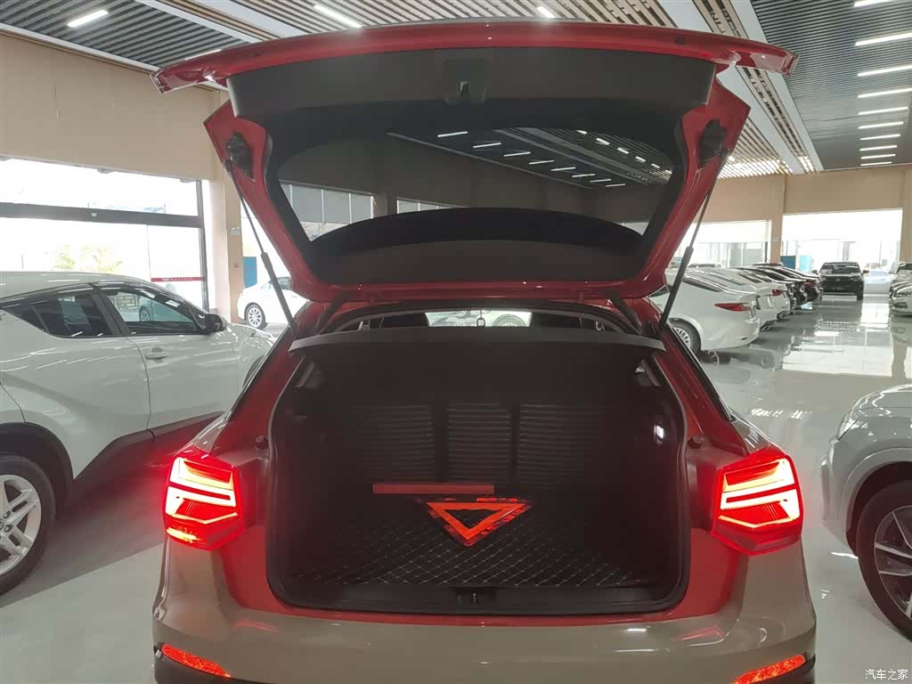 Audi Q2L, 2019 9