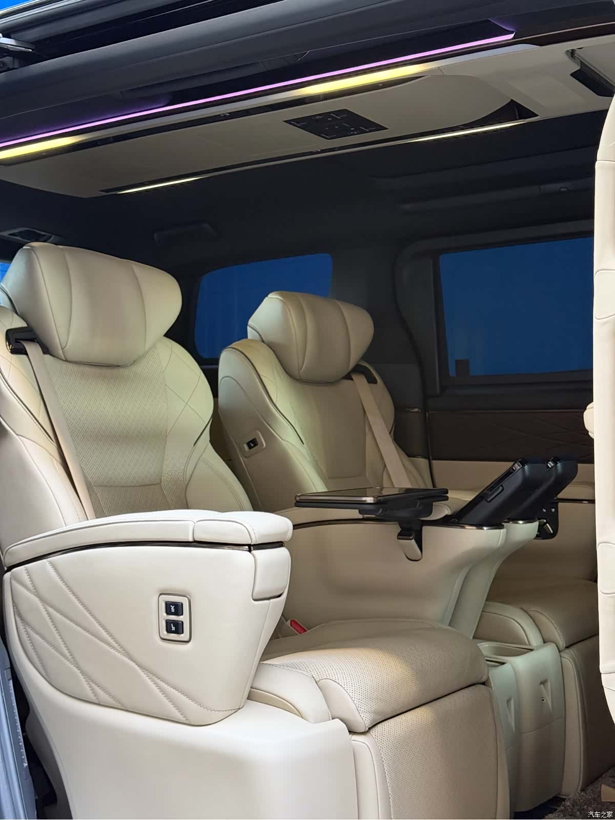 Toyota Alphard, 2025 10